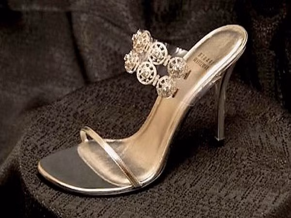 Đôi giày “Giấc mơ kim cương của Stuart Weitzman” Giá: 500.000 USD Stuart Weitzman một lần nữa bắt tay vào việc làm ra một đôi giày cao gót khiến cô gái nào cũng mơ ước được mang một lần. Đôi giày “Giấc mơ kim cương” được làm từ 1420 viên kim cương Kwiat 30 carat rực rỡ với mũi giày được làm hoàn toàn từ bạch kim. Nữ diễn viên Anika Noni đã đi đôi giày này và khiến mọi đôi mắt phải ngoái lại nhìn bước chân của cô trên thảm đỏ trong lễ trao giải Oscar 2007. Đôi giày “Giấc mơ kim cương của Stuart Weitzman” Giá: 500.000 USD Stuart Weitzman một lần nữa bắt tay vào việc làm ra một đôi giày cao gót khiến cô gái nào cũng mơ ước được mang một lần. Đôi giày “Giấc mơ kim cương” được làm từ 1420 viên kim cương Kwiat 30 carat rực rỡ với mũi giày được làm hoàn toàn từ bạch kim. Nữ diễn viên Anika Noni đã đi đôi giày này và khiến mọi đôi mắt phải ngoái lại nhìn bước chân của cô trên thảm đỏ trong lễ trao giải Oscar 2007.