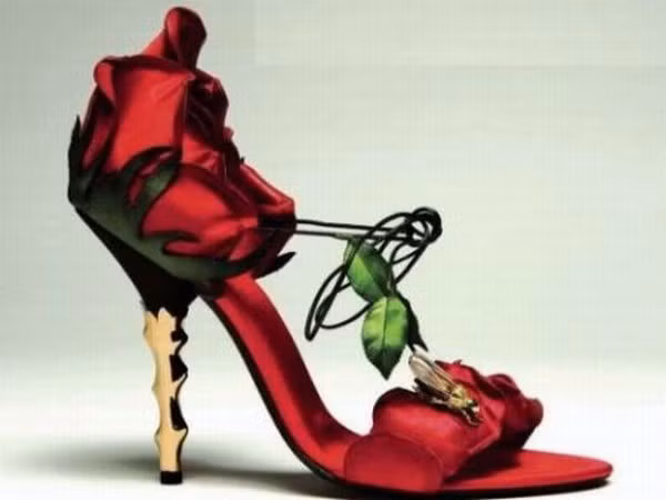 Mai Lamore’s Rose Giá: 27.945 USD Đôi giày hoa hồng của Mai Lamore không chỉ là một trong những đôi giày đắt tiền nhất thế giới mà còn là đôi giày mang tính nghệ thuật nhất. Chiếc giày giống như một bông hồng với cánh hoa, lá, thân, gai góc và thậm chí có cả một con ong. Các nhà thiết kế đã sự dụng những vật liệu tốt nhất để tạo ra chiếc giày tuyệt đẹp này như vàng 18 carat, lụa đỏ, đá mã não. Mai Lamore’s Rose Giá: 27.945 USD Đôi giày hoa hồng của Mai Lamore không chỉ là một trong những đôi giày đắt tiền nhất thế giới mà còn là đôi giày mang tính nghệ thuật nhất. Chiếc giày giống như một bông hồng với cánh hoa, lá, thân, gai góc và thậm chí có cả một con ong. Các nhà thiết kế đã sự dụng những vật liệu tốt nhất để tạo ra chiếc giày tuyệt đẹp này như vàng 18 carat, lụa đỏ, đá mã não.
