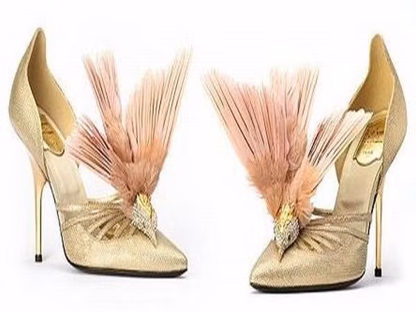 Roger Vivier’s The Dovima Giá: 30.000 bảng Anh Nét đặc biệt ở đây được nhà thiết kế nhấn mạnh vào chất liệu và kiểu dáng của nó. Với 24 carat vàng mạ bên ngoài tạo thành những mắt lưới vô cùng tinh tế khiến cho đôi giày lấp lánh tỏa sáng. Đặc biệt hơn nữa, chúng còn được trang trí thêm đôi chim đậu trước mũi giày với những sợi lông tơ hồng mượt mà, đầu chim được tạo từ những hạt tinh thể pha lê lấp lánh gắn một cách khéo léo và tinh vi. Roger Vivier’s The Dovima Giá: 30.000 bảng Anh Nét đặc biệt ở đây được nhà thiết kế nhấn mạnh vào chất liệu và kiểu dáng của nó. Với 24 carat vàng mạ bên ngoài tạo thành những mắt lưới vô cùng tinh tế khiến cho đôi giày lấp lánh tỏa sáng. Đặc biệt hơn nữa, chúng còn được trang trí thêm đôi chim đậu trước mũi giày với những sợi lông tơ hồng mượt mà, đầu chim được tạo từ những hạt tinh thể pha lê lấp lánh gắn một cách khéo léo và tinh vi.