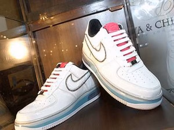 Nike Custom khảm kim cương Giá: 50.000 USD Đôi giày thể thao được nạm một chuỗi kim cương 11 carat có màu sô-cô-la dọc theo mép. Đặc biệt, khi đặt mua, khách hàng có thể yêu cầu kích cỡ cho đôi giày Nike này. Đây được xem là món phụ kiện rất được yêu thích của các ca sĩ và các ngôi sao thể thao trên thế giới. Nike Custom khảm kim cương Giá: 50.000 USD Đôi giày thể thao được nạm một chuỗi kim cương 11 carat có màu sô-cô-la dọc theo mép. Đặc biệt, khi đặt mua, khách hàng có thể yêu cầu kích cỡ cho đôi giày Nike này. Đây được xem là món phụ kiện rất được yêu thích của các ca sĩ và các ngôi sao thể thao trên thế giới.
