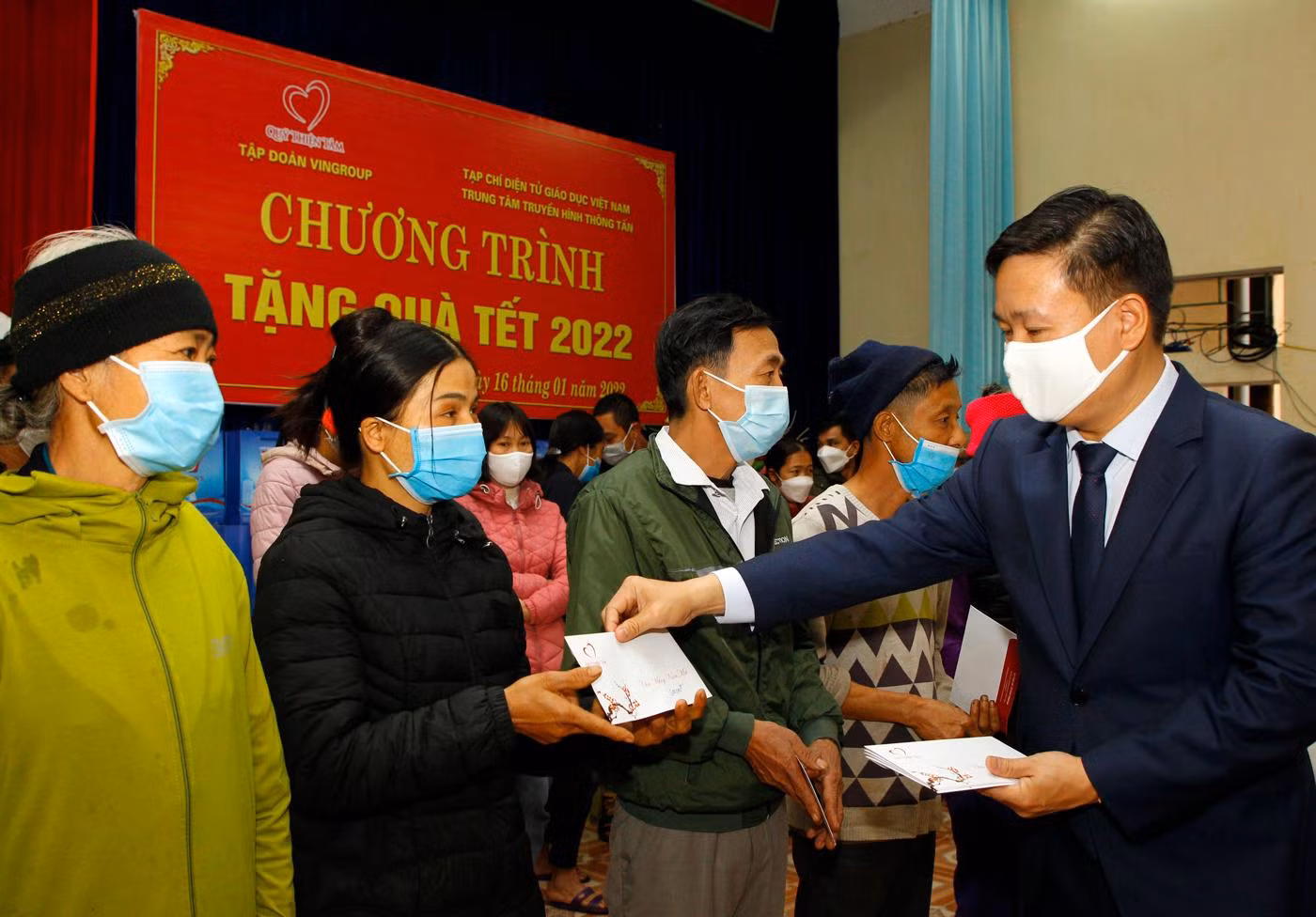 Nhà báo Nguyễn Tiến Bình - Phó Chủ tịch Hiệp hội Các trường đại học, cao đẳng Việt Nam, Tổng biên tập Tạp chí điện tử Giáo dục Việt Nam trao tặng tổng số tiền mặt hơn 100 triệu đồng cho một số họ có hoàn cảnh khó khăn tại xã Hiền Lương. Ảnh: T.D. Nhà báo Nguyễn Tiến Bình - Phó Chủ tịch Hiệp hội Các trường đại học, cao đẳng Việt Nam, Tổng biên tập Tạp chí điện tử Giáo dục Việt Nam trao tặng tổng số tiền mặt hơn 100 triệu đồng cho một số họ có hoàn cảnh khó khăn tại xã Hiền Lương. Ảnh: T.D.