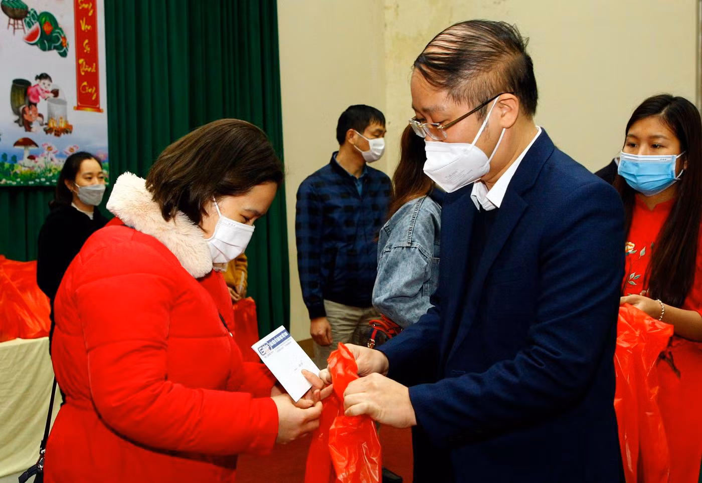 Ông Nguyễn Ánh Hoàng - Trưởng Phòng Giáo dục và Đào tạo Thị xã Phú Thọ (tỉnh Phú Thọ) trao quà tết cho các thầy cô giáo có thành tích giảng dạy tốt. Ảnh: T.D.