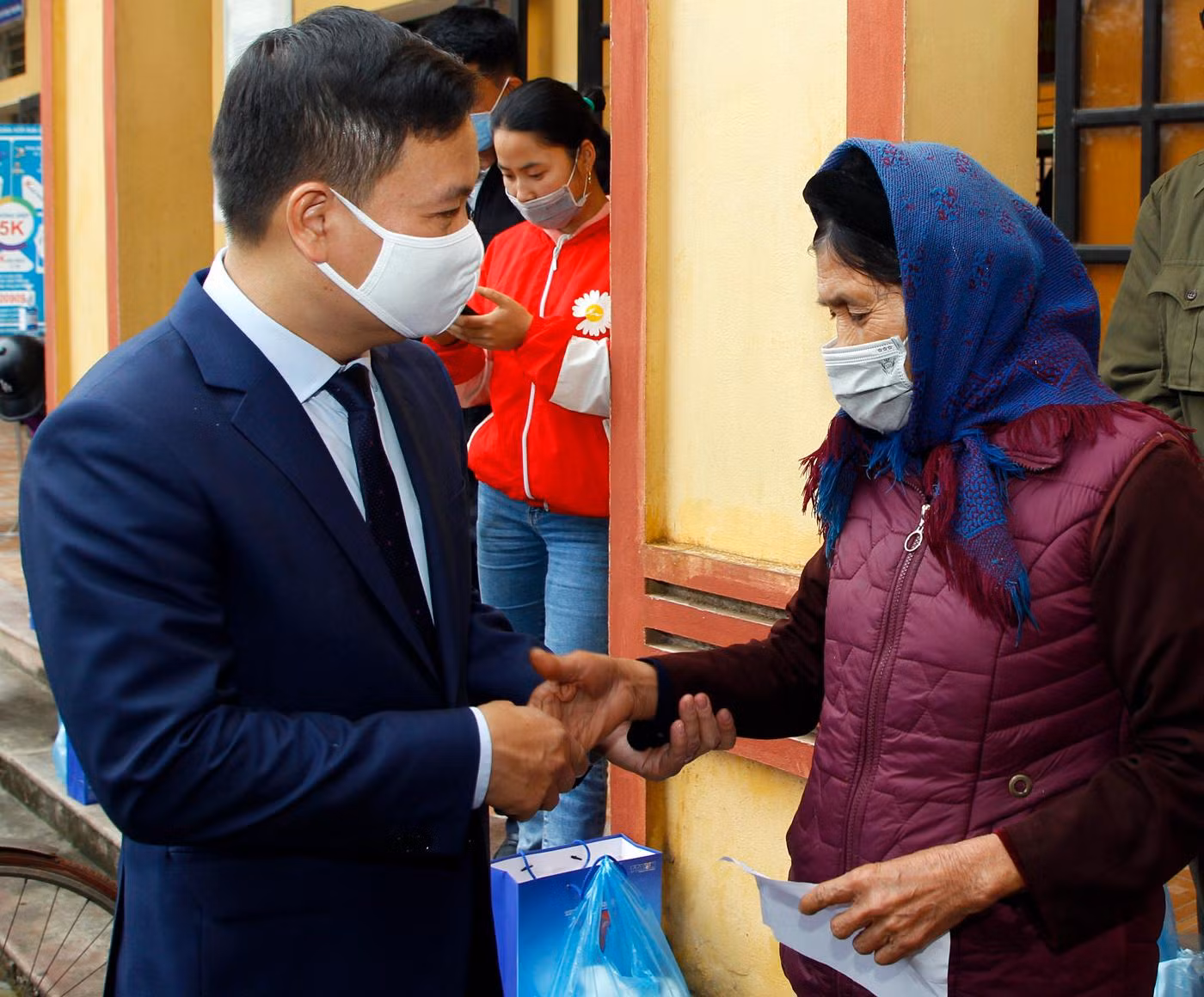 Nhà báo Nguyễn Tiến Bình - Phó Chủ tịch Hiệp hội Các trường đại học, cao đẳng Việt Nam, Tổng biên tập Tạp chí điện tử Giáo dục Việt Nam thăm hỏi bà Nguyễn Thị Bích 83 tuổi tại xã Hiền Lương. Ảnh: T.D. Nhà báo Nguyễn Tiến Bình - Phó Chủ tịch Hiệp hội Các trường đại học, cao đẳng Việt Nam, Tổng biên tập Tạp chí điện tử Giáo dục Việt Nam thăm hỏi bà Nguyễn Thị Bích 83 tuổi tại xã Hiền Lương. Ảnh: T.D.