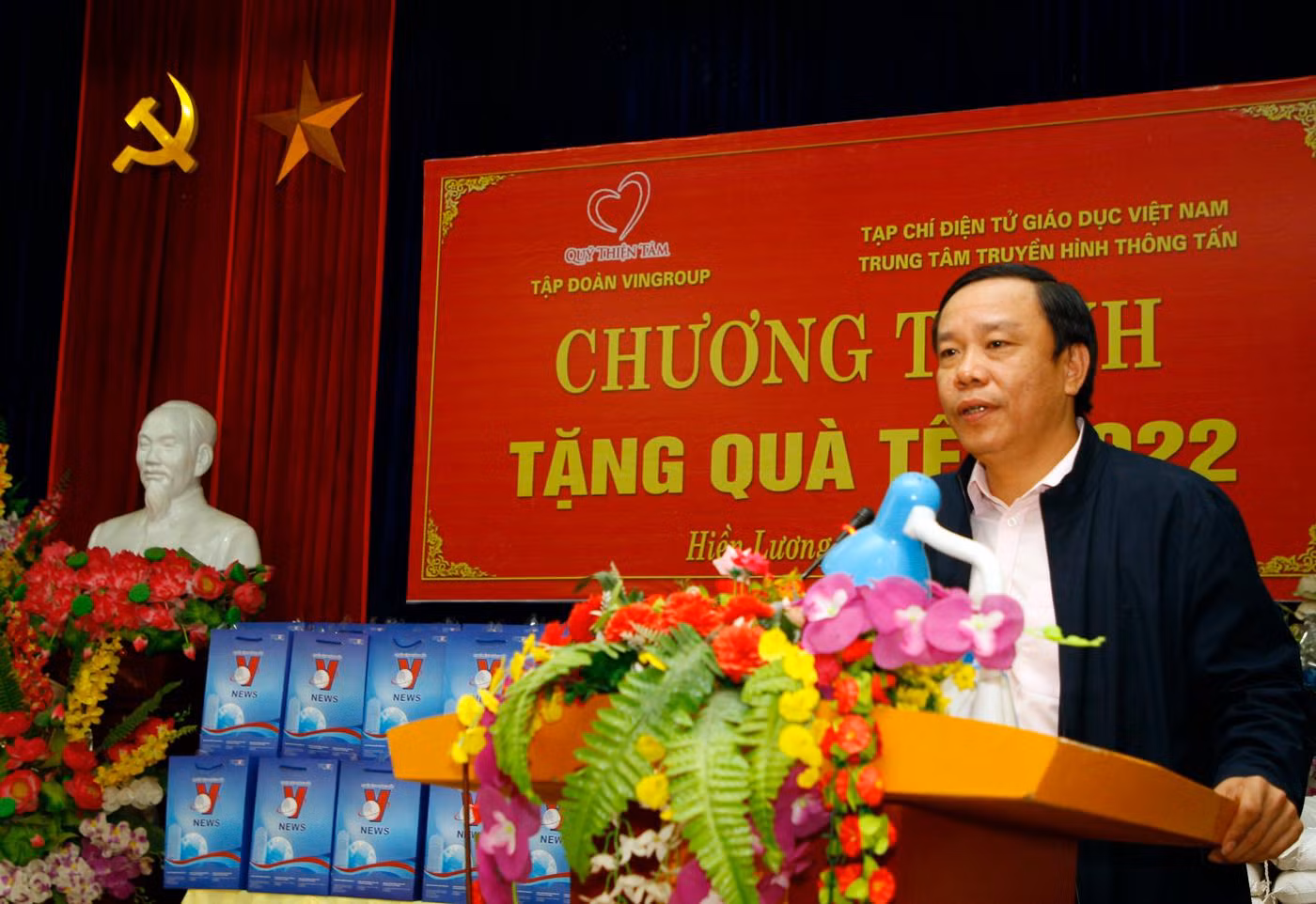 Nhà báo Nguyễn Thiện Thuật - Giám đốc Trung tâm truyền hình thông tấn phát biểu tại buổi trao quà. Ảnh: T.D. Nhà báo Nguyễn Thiện Thuật - Giám đốc Trung tâm truyền hình thông tấn phát biểu tại buổi trao quà. Ảnh: T.D.