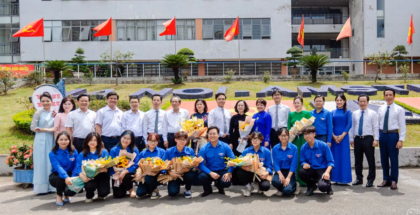 Đồng chí Trương Thị Mai - Ủy viên Bộ Chính trị, Bí thư Trung ương Đảng, Trưởng ban Tổ chức Trung ương chụp ảnh lưu niện với ban giám hiệu và học sinh Trường Trung học phổ thông chuyên Hà Nội - Amsterdam. Ảnh: NTCC.