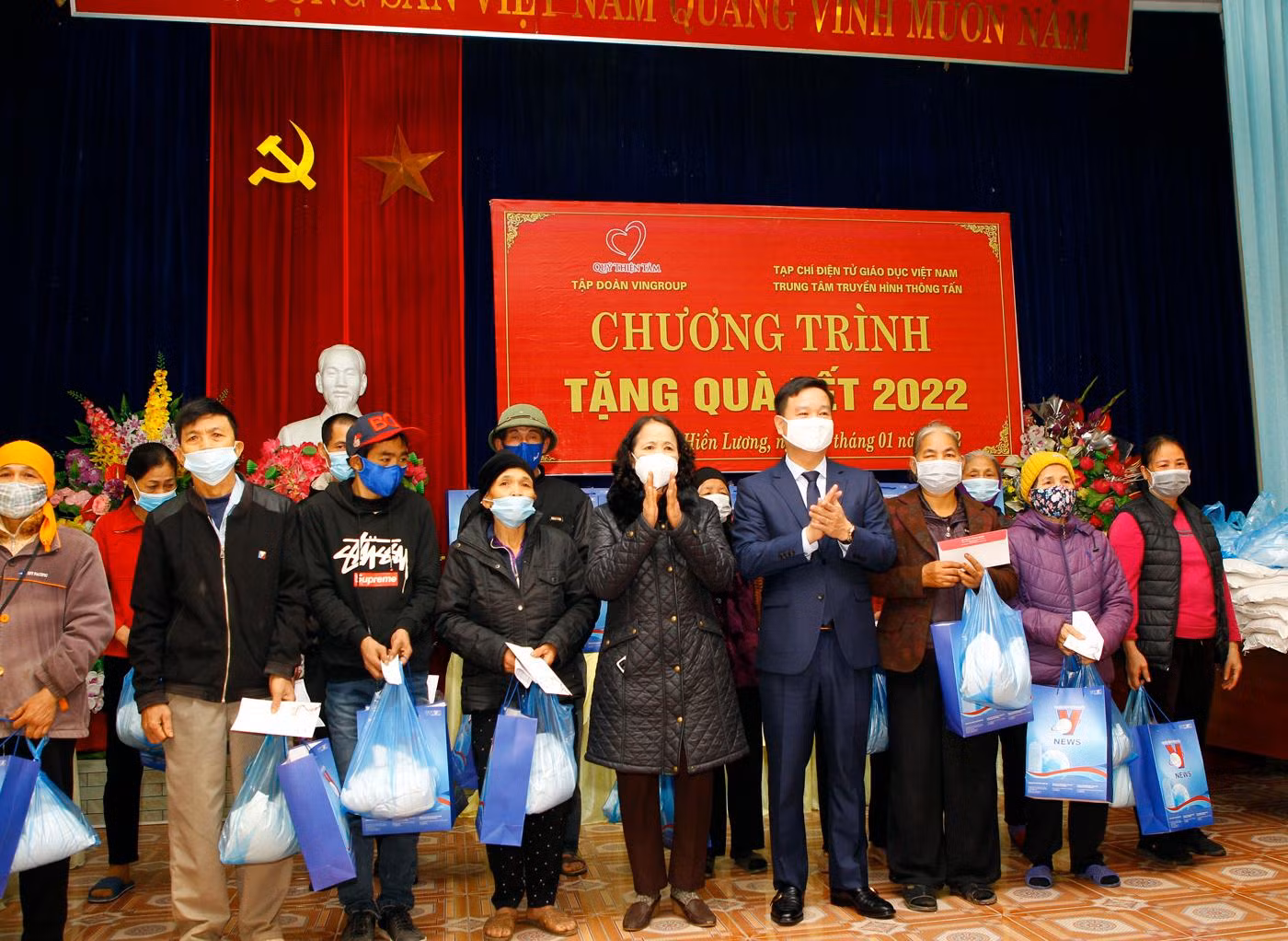 Nhà báo Nguyễn Tiến Bình - Phó Chủ tịch Hiệp hội Các trường đại học, cao đẳng Việt Nam, Tổng biên tập Tạp chí điện tử Giáo dục Việt Nam trao quà cho một số hộ dân có hoàn cảnh khó khăn tại xã Hiền Lương. Ảnh: T.D. Nhà báo Nguyễn Tiến Bình - Phó Chủ tịch Hiệp hội Các trường đại học, cao đẳng Việt Nam, Tổng biên tập Tạp chí điện tử Giáo dục Việt Nam trao quà cho một số hộ dân có hoàn cảnh khó khăn tại xã Hiền Lương. Ảnh: T.D.