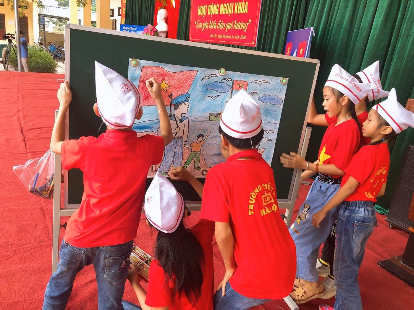 Trường Tiểu học Hà Lộc trong giờ học ngoại khóa "Em yêu biển đảo quê hương". Ảnh: NTCC.
