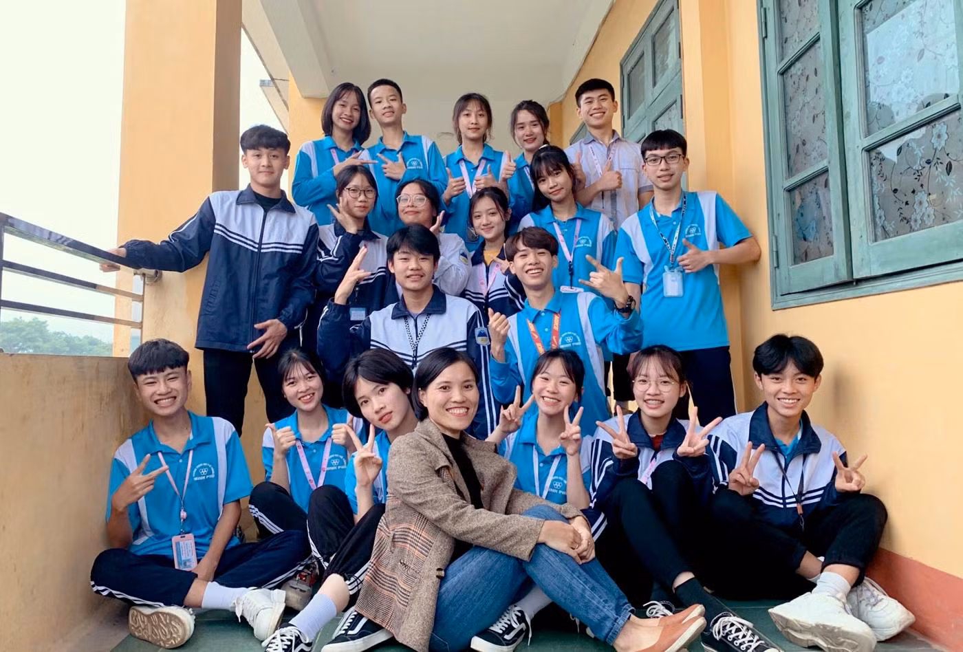 Cô Hương luôn đặt câu hỏi: Với đối tượng học sinh nông thôn, hoàn cảnh còn nhiều khó khăn, làm thế nào để học sinh yêu thích môn học, làm thế nào để có thể dạy học định hướng STEM, để học sinh được tiếp cận những giải pháp công nghệ như Robotics?. Ảnh: NVCC.