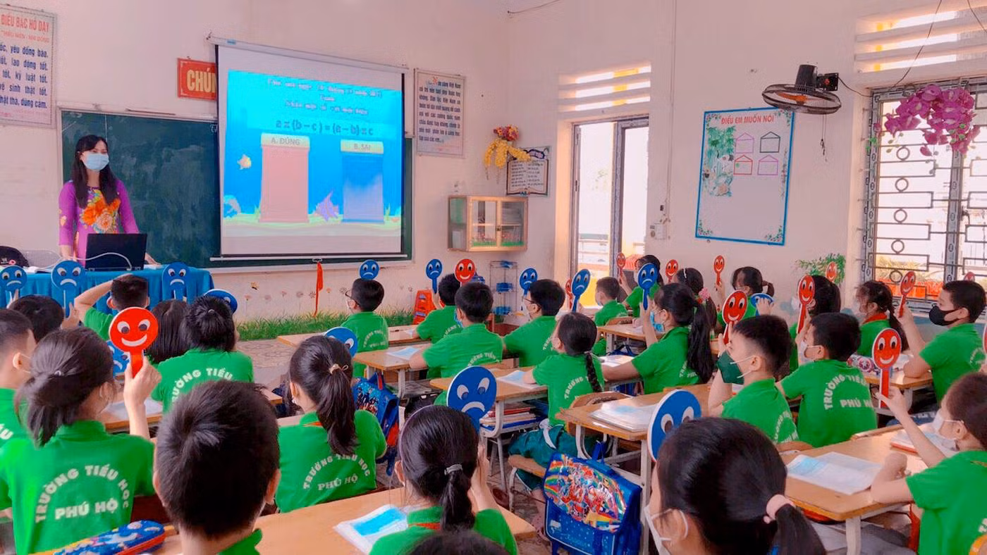 Giờ học Toán lớp 4B Trường Tiểu học Phú Hộ. Ảnh: NTCC.