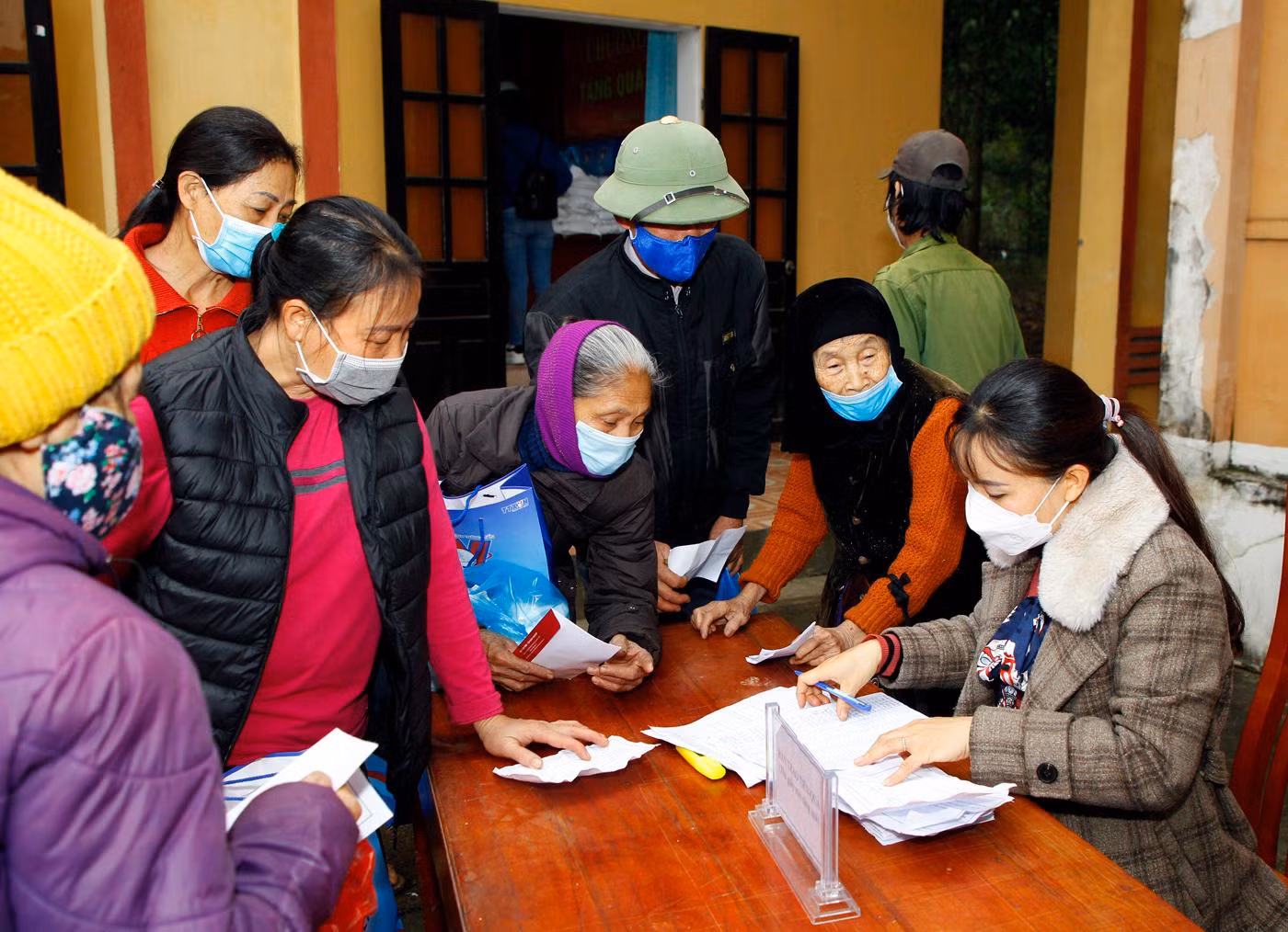Các hộ có hoàn cảnh khó khăn đăng kí nhận quà Tết tại Ủy ban nhân dân xã Hiền Lương, huyện Hạ Hòa, tỉnh Phú Thọ. Ảnh: T.D. Các hộ có hoàn cảnh khó khăn đăng kí nhận quà Tết tại Ủy ban nhân dân xã Hiền Lương, huyện Hạ Hòa, tỉnh Phú Thọ. Ảnh: T.D.