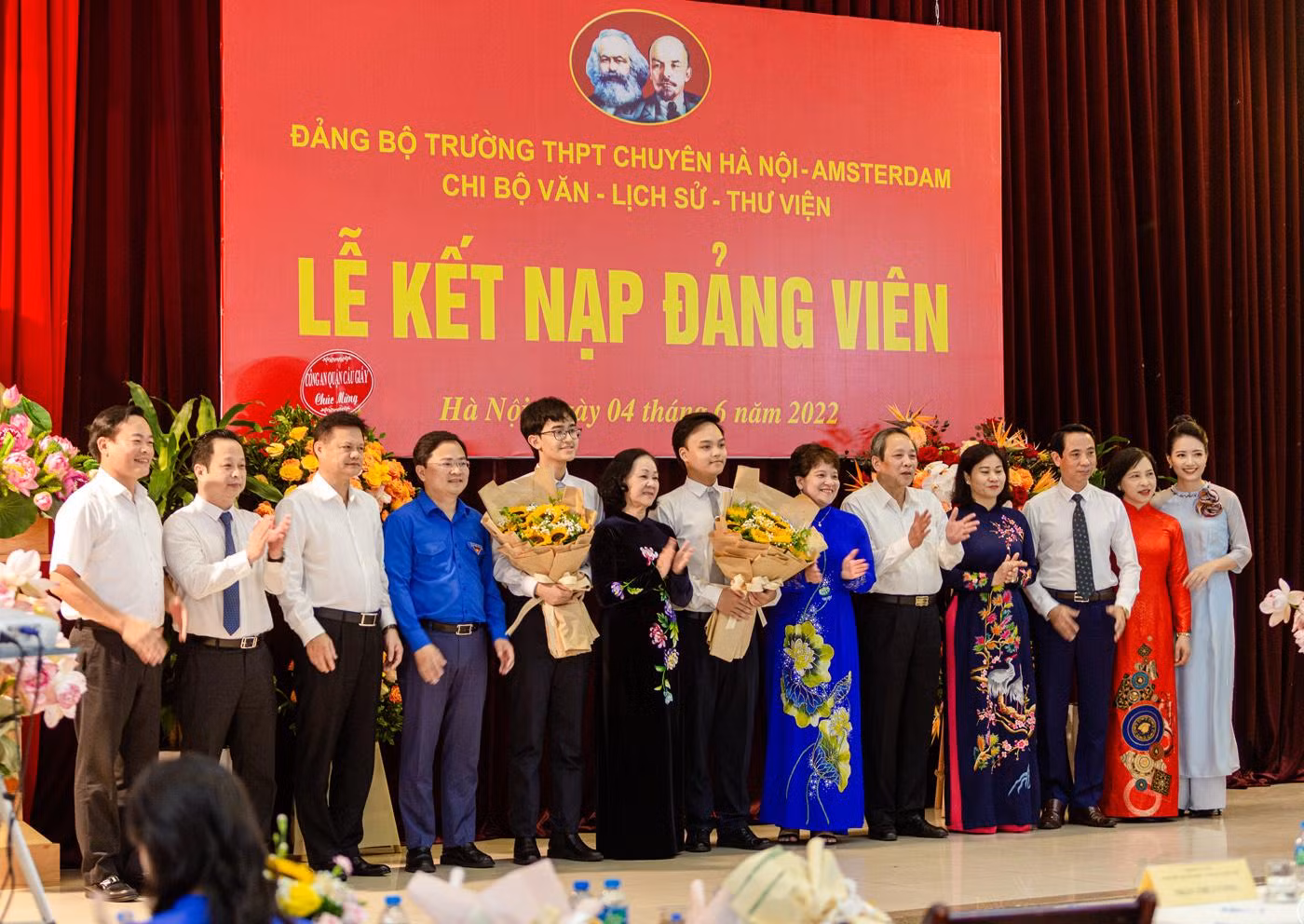 Đồng chí Trương Thị Mai - Ủy viên Bộ Chính trị, Bí thư Trung ương Đảng, Trưởng ban Tổ chức Trung ương và các đại biểu tham dự chụp ảnh lưu niệm với 2 học sinh Trường Trung học phổ thông chuyên Hà Nội - Amsterdam vừa được vinh dự kết nạp Đảng. Ảnh: NTCC.