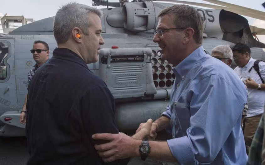 Bộ trưởng Quốc phòng Mỹ Ashton B. Carter trên tàu sân bay USS John C. Stennis ở Biển Đông ngày 15/4/2016. Nguồn ảnh: Sina Trung Quốc