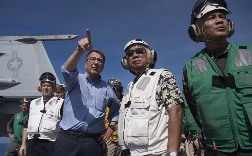 Bộ trưởng Quốc phòng Mỹ Ashton B. Carter và Bộ trưởng Quốc phòng Philippines Voltaire Gazmin trên tàu sân bay USS John C. Stennis ở Biển Đông ngày 15/4/2016. Nguồn ảnh: Sina Trung Quốc