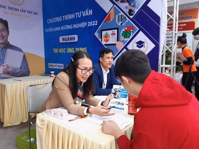 Cán bộ nhà trường tư vấn tuyển sinh có người học có nhu cầu. Ảnh: N.H