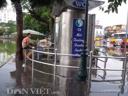 Sợ lội nước bẩn, người phụ nữ này phải ngồi co trên thành rào chắn chờ nước rút Sợ lội nước bẩn, người phụ nữ này phải ngồi co trên thành rào chắn chờ nước rút