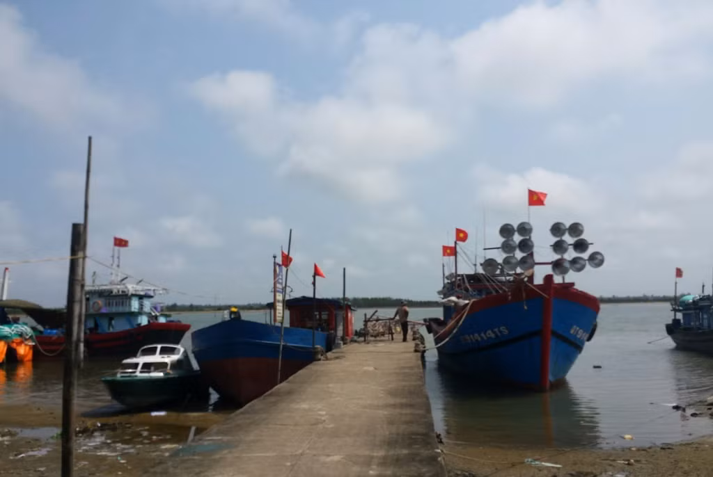 Cựu binh Trần Quang Dũng luôn mong muốn có một con tàu lớn để vươn khơi bám biển. Ảnh: Trị Quảng