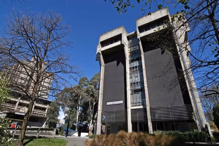 University of Auckland International Office Auckland International PO Box 92019 Auckland 1142 New Zealand Website: www.auckland.ac.nz Email: int-questions@auckland.ac.nz Fax: (International admissions) 00 64 9 373 7405