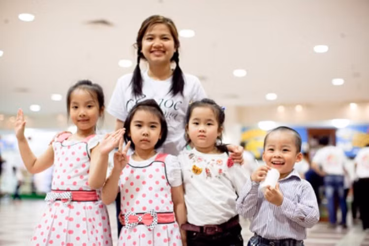 Kim Chi - chị “tình nguyện du học sinh” vui cùng các em nhỏ Kim Chi - chị “tình nguyện du học sinh” vui cùng các em nhỏ