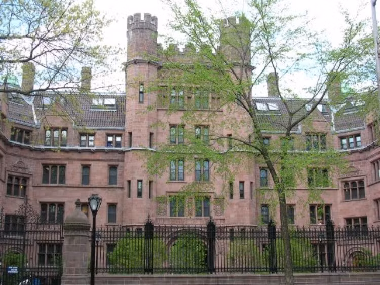 5. Đại học Yale Cùng nằm tại nước Mỹ, và đào tạo ra những tỷ phú, nhưng Yale và Harvard là hai trường đại học hoàn toàn khác biệt, thậm chí đối lập và là đối thủ của nhau trong tất cả mọi lĩnh vực giáo dục, đặc biệt là thể thao. Xem thêm Vẻ đẹp cổ kính của Đại học quốc tế Bond
