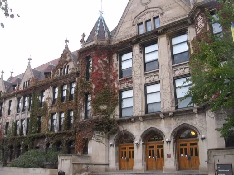 ÐH Chicago nổi tiếng với các phong trào học thuật gây ảnh hưởng lớn thế giới như trường phái kinh tế học Chicago, trường phái xã hội học Chicago, trường phái phê bình văn học Chicago và phong trào luật, kinh tế học trong phân tích pháp lý.