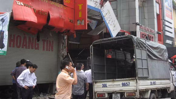 Hiện trường vụ nổ trước cửa hiệu vàng Hoàng Tín