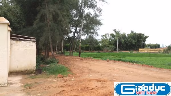 Nhiều công trình nhà ở của người dân chỉ cách dự án chừng 50m, khiến cuộc sống của họ bị đảo lộn nghiêm trọng. Ảnh: Duy Phong. Nhiều công trình nhà ở của người dân chỉ cách dự án chừng 50m, khiến cuộc sống của họ bị đảo lộn nghiêm trọng. Ảnh: Duy Phong.