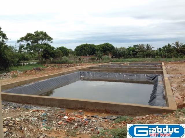 Hạng mục bể lắng tại dự án, tuy nhiên người dân vẫn cho rằng, nước thải bốc mùi hôi thối vẫn xả trực tiếp ra sông làm cá chết trắng sông. Ảnh: Duy Phong Hạng mục bể lắng tại dự án, tuy nhiên người dân vẫn cho rằng, nước thải bốc mùi hôi thối vẫn xả trực tiếp ra sông làm cá chết trắng sông. Ảnh: Duy Phong
