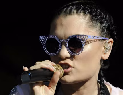 Còn Jessie J lại sáng tạo với cặp kính màu tím mang hơi hướng kiến trúc trên sân khấu Newbury Racecourse.