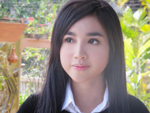 ... và gương mặt hiện tại, nhiều người hồ nghi cô cũng sử dụng chất làm đầy nên gương mặt cô mới tròn căng và có phần... hơi méo như hiện nay ... và gương mặt hiện tại, nhiều người hồ nghi cô cũng sử dụng chất làm đầy nên gương mặt cô mới tròn căng và có phần... hơi méo như hiện nay