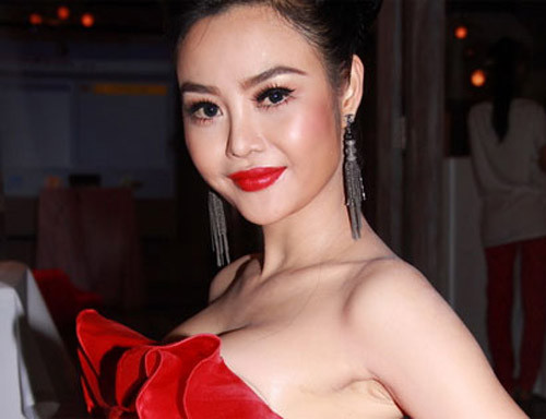 Hoa hậu người Việt hoàn cầu 2012 Julia Hồ xuất hiện trong nhiều sự kiện showbiz gần đây với gương mặt sưng tấy đáng nghi hoặc Hoa hậu người Việt hoàn cầu 2012 Julia Hồ xuất hiện trong nhiều sự kiện showbiz gần đây với gương mặt sưng tấy đáng nghi hoặc