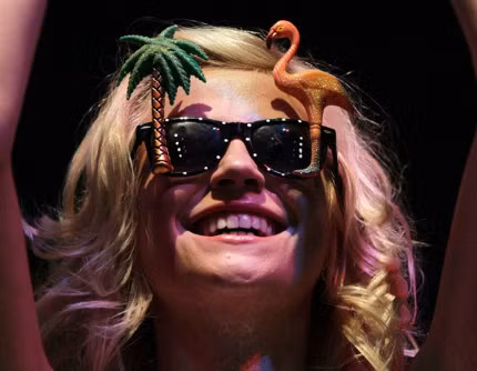 Pixie Lott đã thể hiện một tâm hồn phong phú, khoáng đạt khi lựa chọn cho mình chiếc mắt kính vui nhộn lấy chủ đề chính là vùng nhiệt đới với một cây dừa và một chú đà điểu vô cùng phù hợp với sân khấu V Festival.