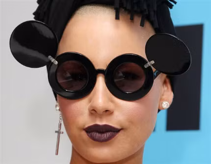 Amber Rose cũng thể hiện một phong cách "kì quặc" không kém Lady gaga với kính mắt tròn hai lớp.