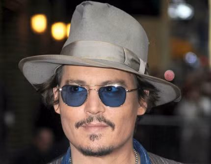 Johnny có lẽ rất yêu cặp kính mát màu xanh biển hiếm có này bởi sự quyến rũ kì bí chúng mang lại. Anh thường được phát hiện đeo chúng tại rất nhiều các sự kiện khác nhau.
