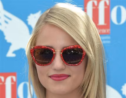 Dianna Agron tìm vẻ đẹp quyến rũ cổ điển của những huyền thoại Hollywood với cặp kính mắt đỏ lấp lánh ăn ý với màu son hoa hồng tại Liên hoan phim Giffoni ở Ý năm nay.