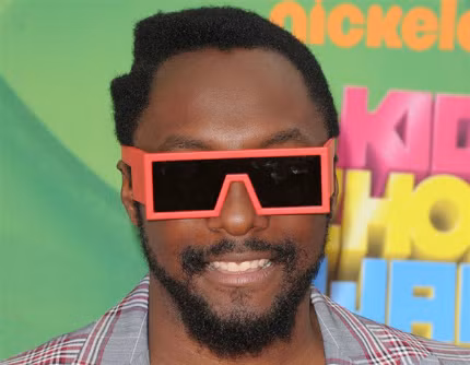 Will.i.am đã thể hiện một phong cách độc đáo của ngôi sao lớn với cặp kính cam huỳnh quang tại Nickelodeon Kids 'Choice Awards năm ngoái.