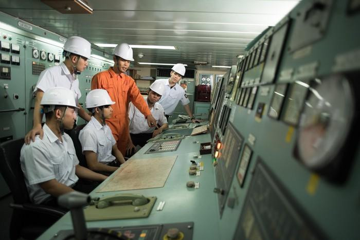 Sinh viên Khoa Máy tàu biển thực hành trên tàu VMU Việt - Hàn (Ảnh: Nhà trường cung cấp)