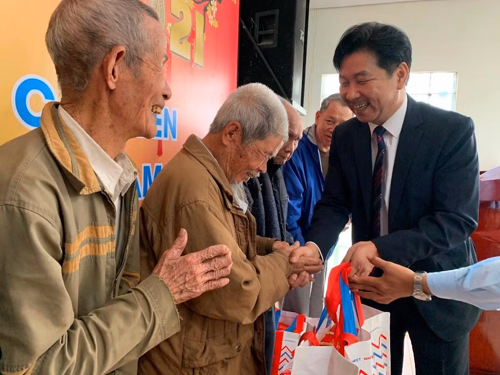 Ông Lê Văn Đường – Giám đốc Công ty Nhật Linh trao các phần quà cho các cụ cao niên, gia đình khó khăn để đón Tết. Ảnh: GH Ông Lê Văn Đường – Giám đốc Công ty Nhật Linh trao các phần quà cho các cụ cao niên, gia đình khó khăn để đón Tết. Ảnh: GH