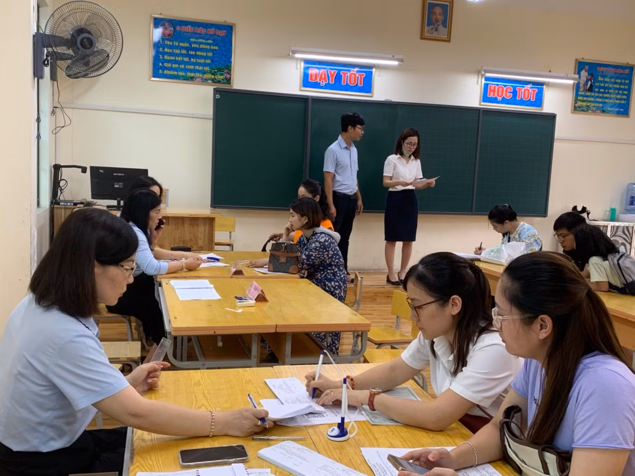 Phụ huynh đến làm thủ tục tuyển sinh tại Trường Tiểu học Chu Văn An (Ảnh: LT)