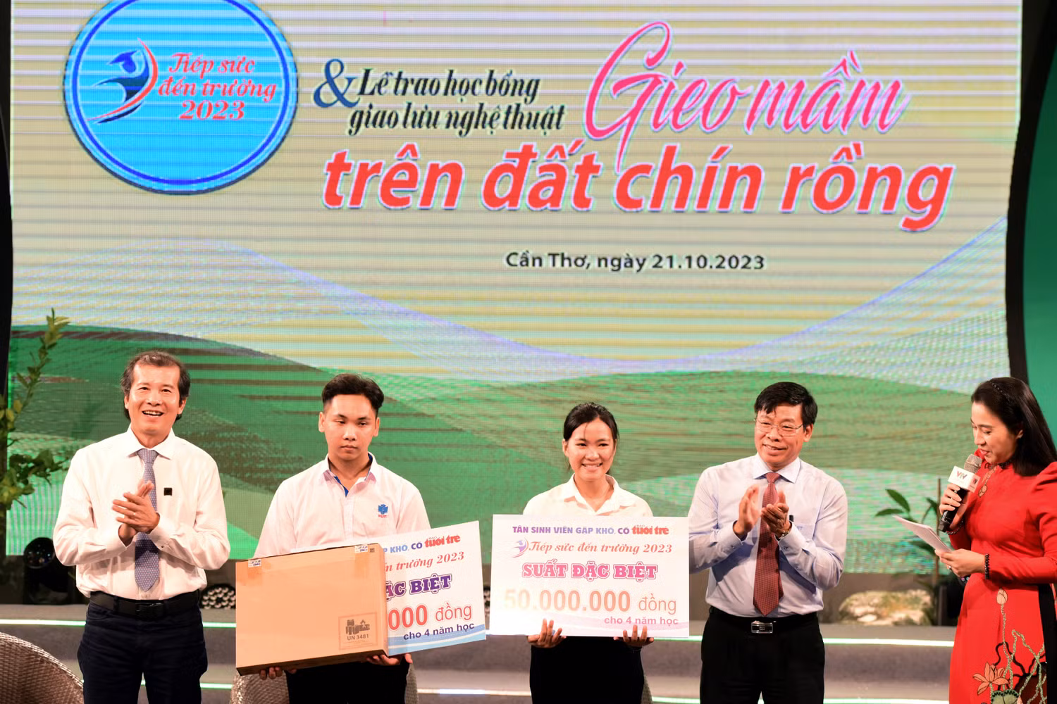 Lãnh đạo Trường Đại học Công Thương Thành phố Hồ Chí Minh trao học bổng Tiếp sức đến trường cho 111 tân sinh viên của 11 tỉnh thành Đồng bằng sông Cửu Long, tháng 10 năm 2023. Ảnh: website nhà trường Lãnh đạo Trường Đại học Công Thương Thành phố Hồ Chí Minh trao học bổng Tiếp sức đến trường cho 111 tân sinh viên của 11 tỉnh thành Đồng bằng sông Cửu Long, tháng 10 năm 2023. Ảnh: website nhà trường