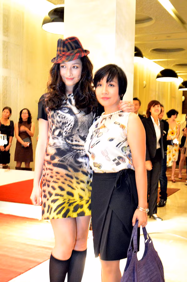 Hai mẹ con Mỹ Linh chụp ảnh cùng nhau. Hai mẹ con Mỹ Linh chụp ảnh cùng nhau.