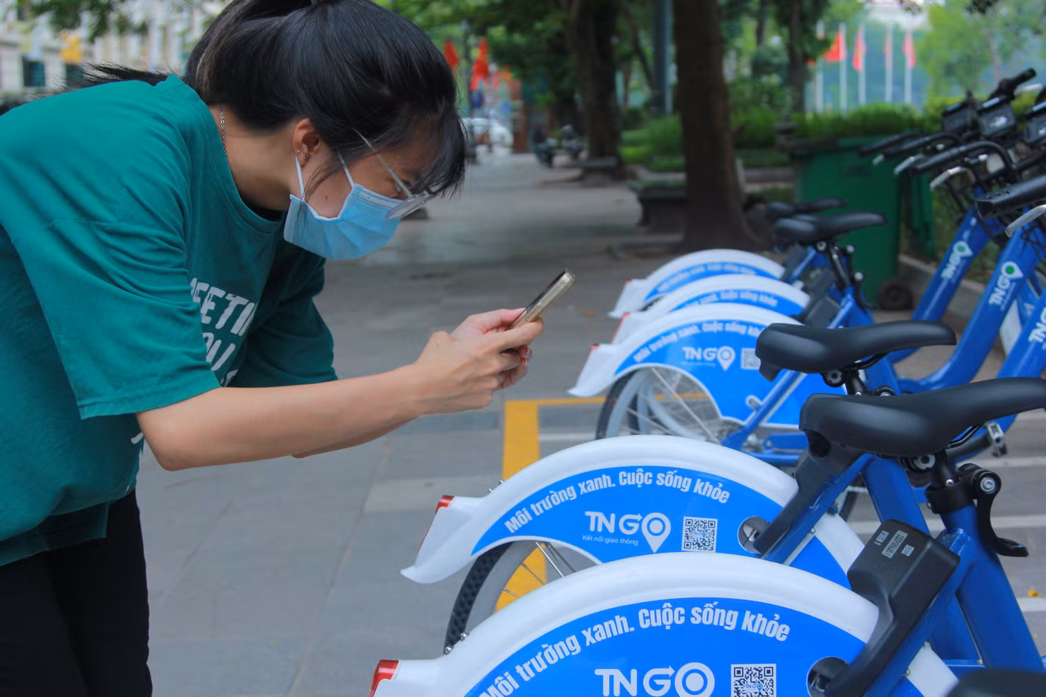 Bạn trẻ là sinh viên đến trải nghiệm sử dụng dịch vụ. (Ảnh: Mạnh Đoàn)
