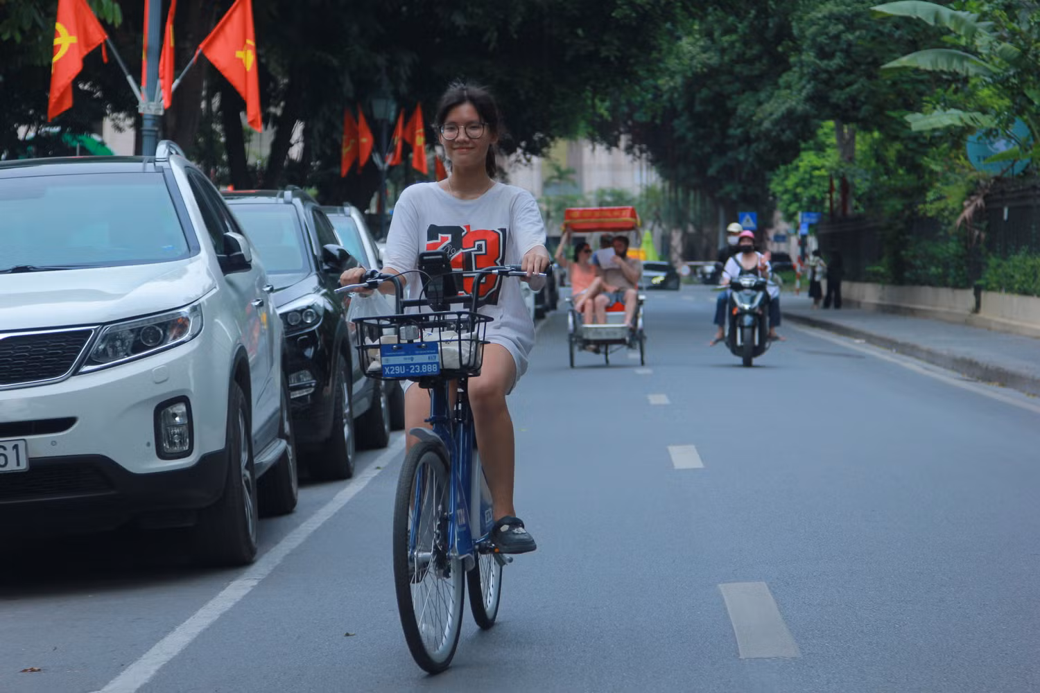 Dương Phương Anh đến điểm đặt xe để trả xe. (Ảnh: Mạnh Đoàn)