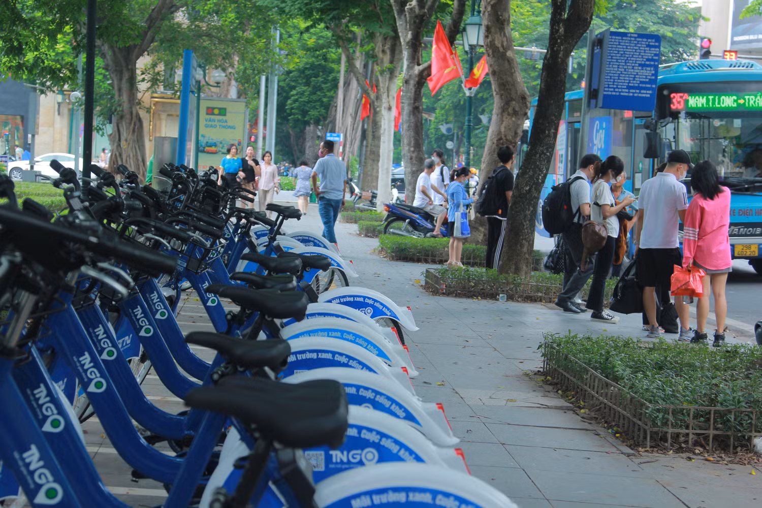 Điểm đặt xe đạp công cộng tại vườn hoa Nhà Hát Lớn tại đường Phan Chu Trinh. (Ảnh: Mạnh Đoàn)