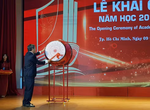 Phó Giáo sư Hồ Thanh Phong - Hiệu trưởng đánh trống khai giảng năm học mới (ảnh: P.L)