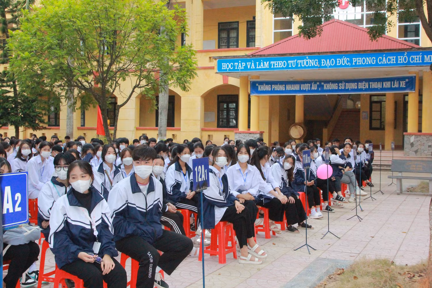 Học sinh Trường Trung học phổ thông Phương Sơn chăm chú lắng nghe chia sẻ.