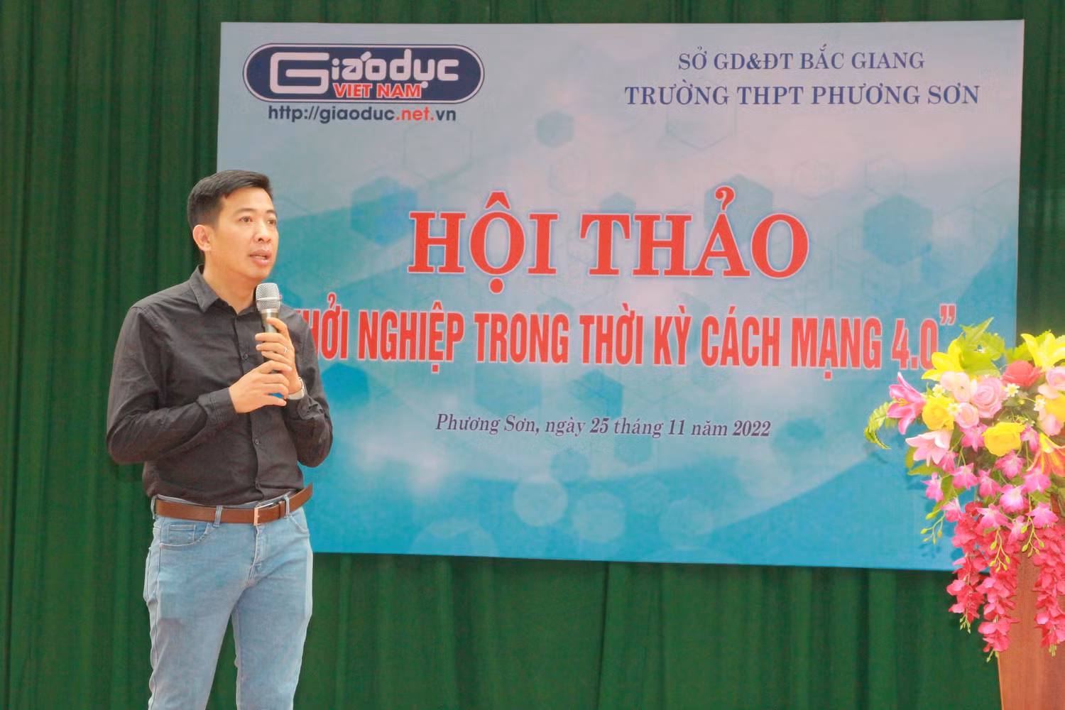 Nhà văn, nhà báo Hoàng Anh Tú chia sẻ tại Hội thảo.