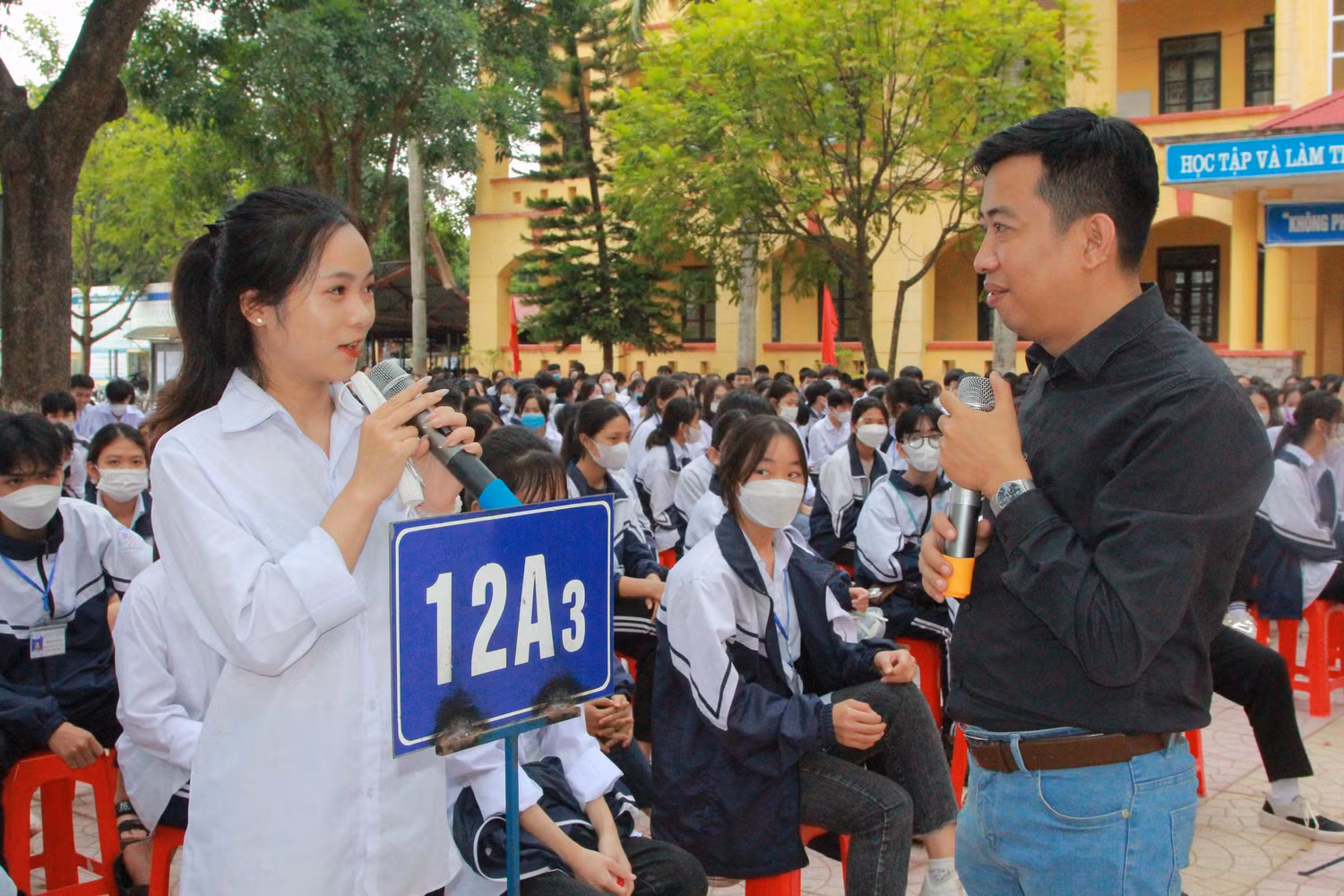 Học sinh lớp 12A3 hào hứng chia sẻ.