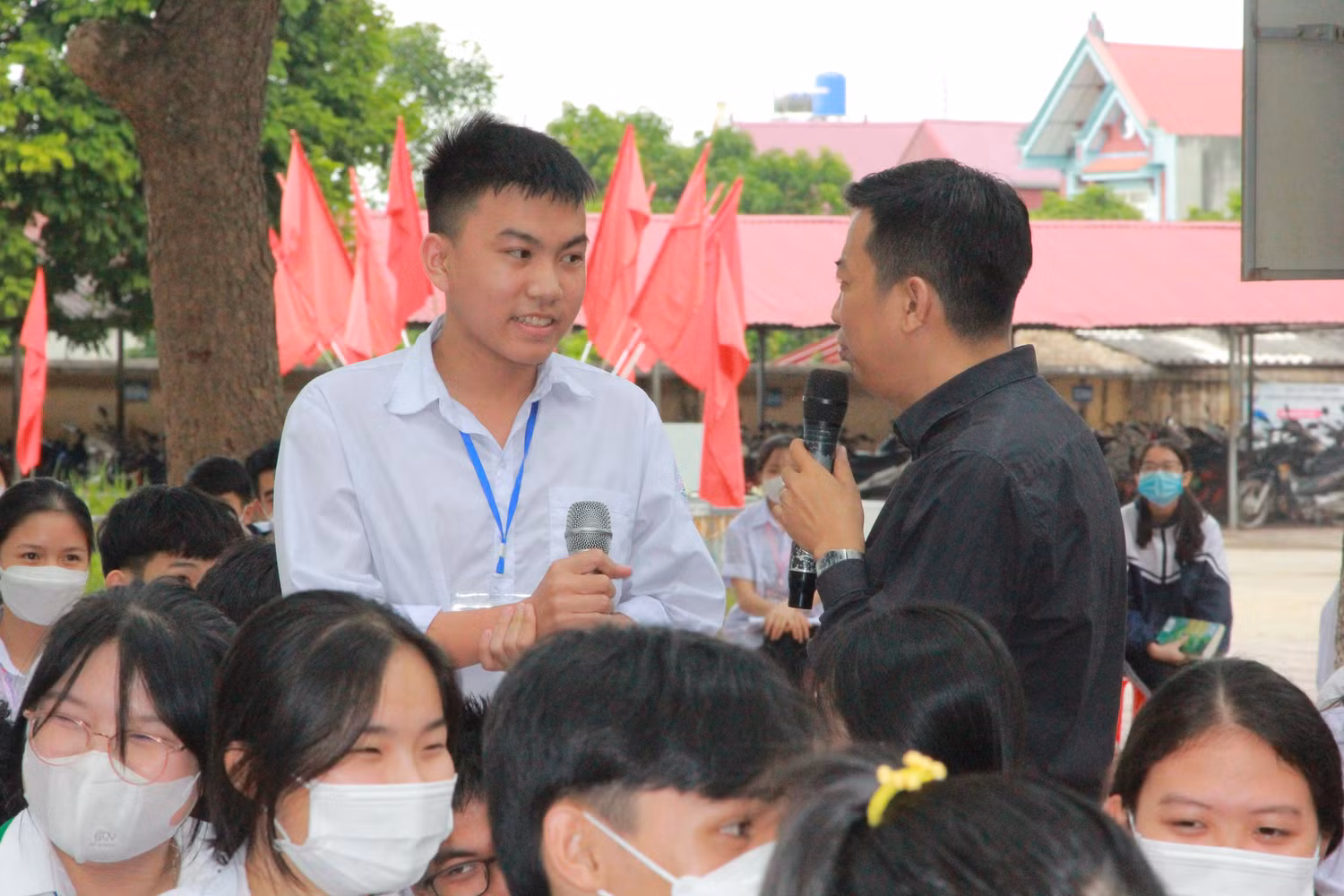 Em Nguyễn Quý Dương, học sinh lớp 12A2 giao lưu tại Hội thảo.