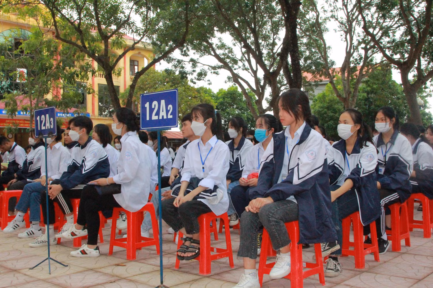 Học sinh Trường Trung học Phương Sơn tập trung lắng nghe chia sẻ tại Hội thảo.