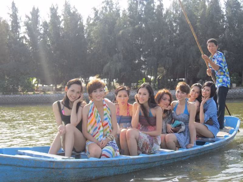 Thúy Hạnh và 25 thí sinh Miss Parkson phải đi xuồng nhỏ tới bãi biển để thực hiện bộ ảnh bikini.